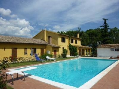 une grande piscine en face d'une maison dans l'établissement Affittacamere Bella Treccia, à Cannara