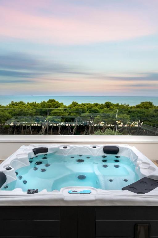 a jacuzzi tub with a view of the ocean at YOUMAMI Suite Hotel Wellness&Spa in Giulianova