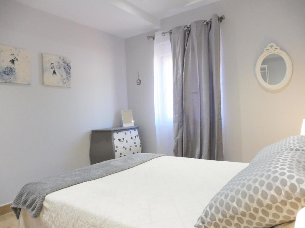 Posteľ alebo postele v izbe v ubytovaní El Corro, acogedora casa con jardín en el corazón de Cantabria
