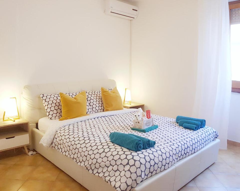 - une chambre avec un lit et 2 oreillers dans l'établissement Acqua Chiara, à Alghero