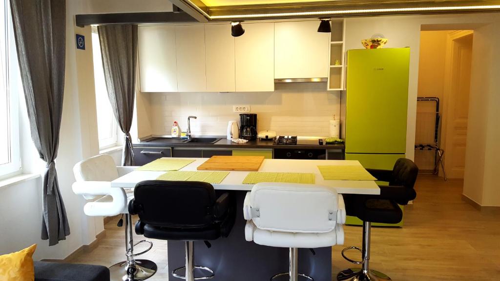 kuchnia ze stołem i krzesłami w pokoju w obiekcie Studio Apartment Vanna - 1st row to the sea w mieście Opatija