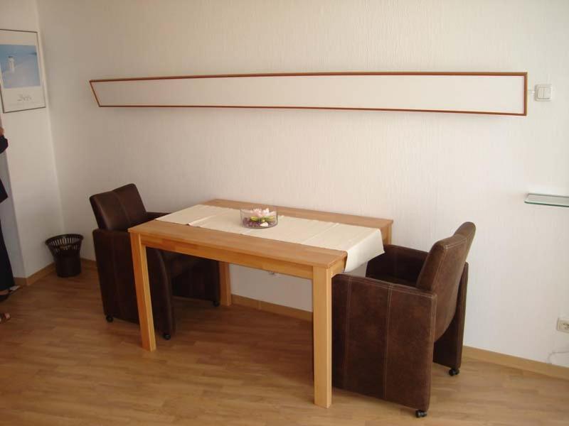 een tafel en 2 stoelen in een kamer bij Seehütte Ferienwohnung 306 in Cuxhaven
