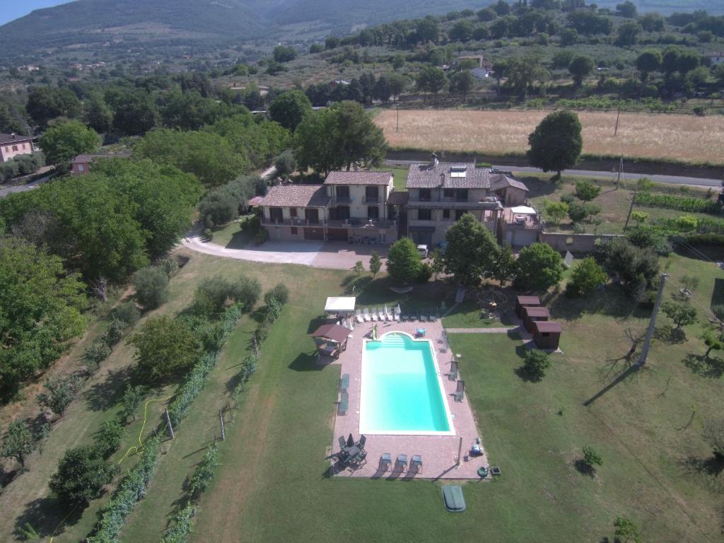 uma vista aérea de uma grande propriedade com uma piscina em La Sorgente del Subasio Apartments em Assis