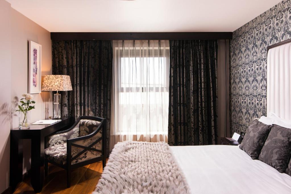 Postel nebo postele na pokoji v ubytování The Twelve Hotel