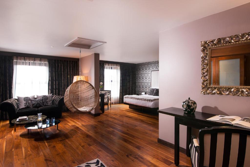 Postel nebo postele na pokoji v ubytování The Twelve Hotel