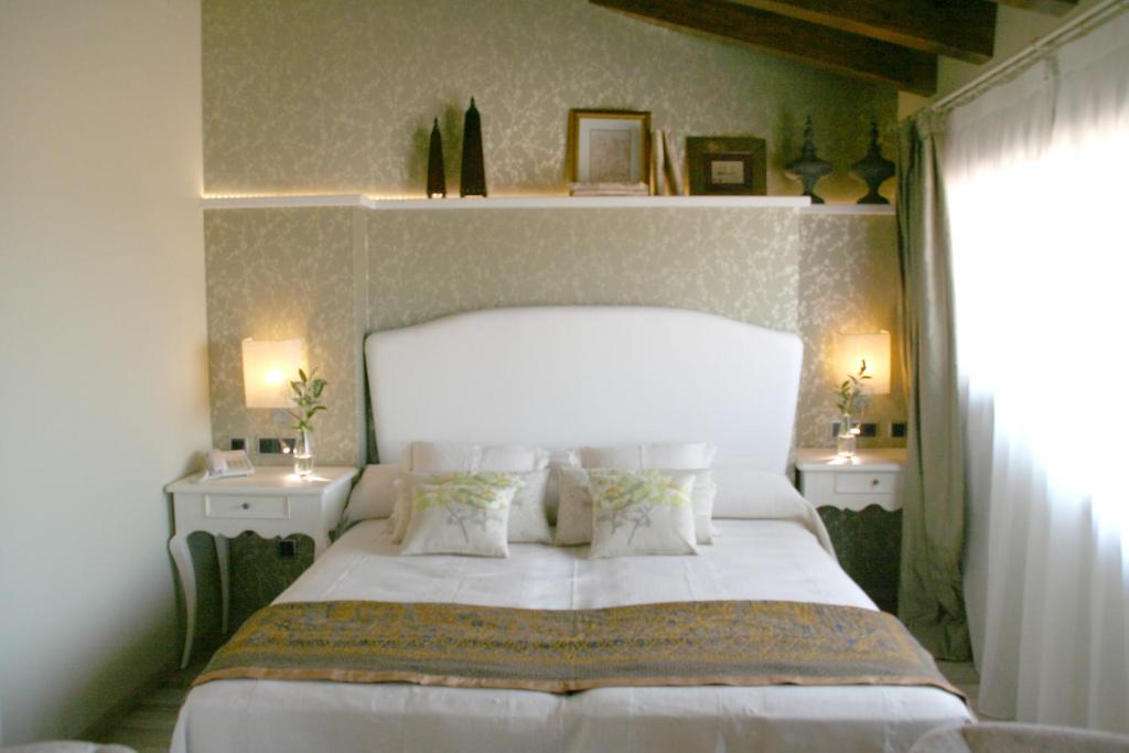 Postel nebo postele na pokoji v ubytování Hotel Castillo de Alquézar