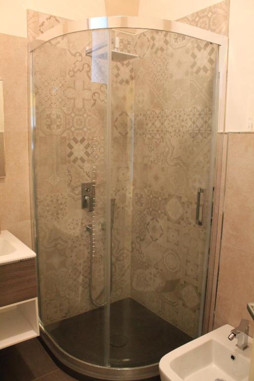 A bathroom at Arco Suite
