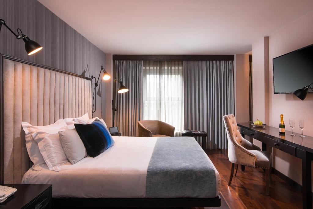 Postel nebo postele na pokoji v ubytování The Twelve Hotel
