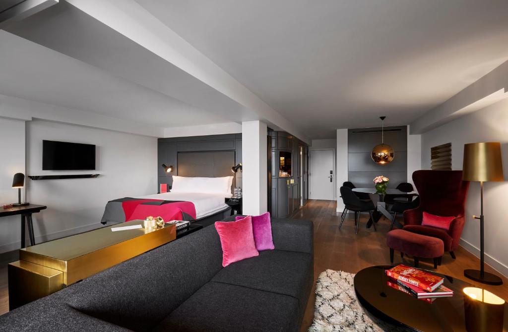 TV a/nebo společenská místnost v ubytování Sea Containers London