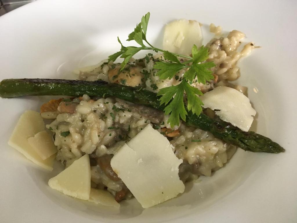 Comida en o cerca de este hotel
