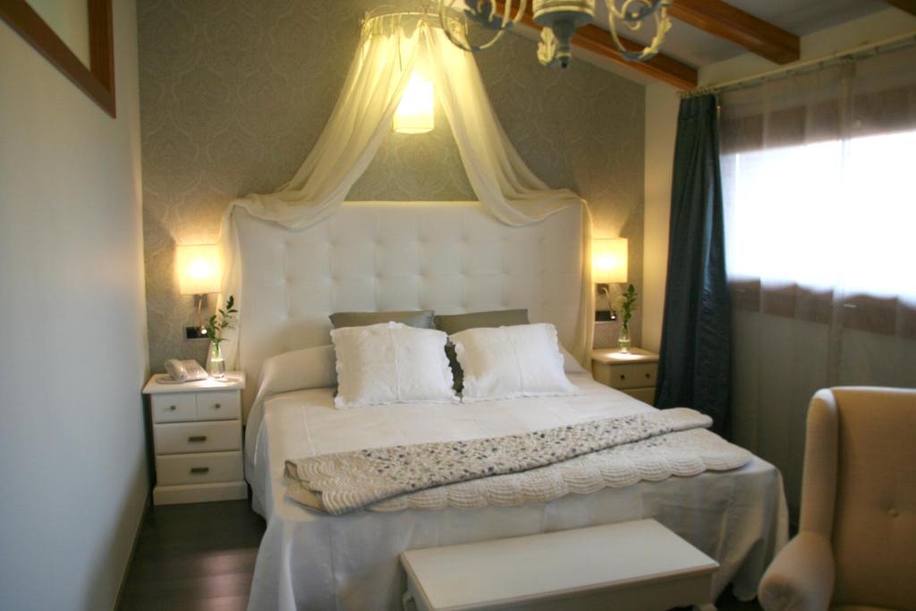 Postel nebo postele na pokoji v ubytování Hotel Castillo de Alquézar