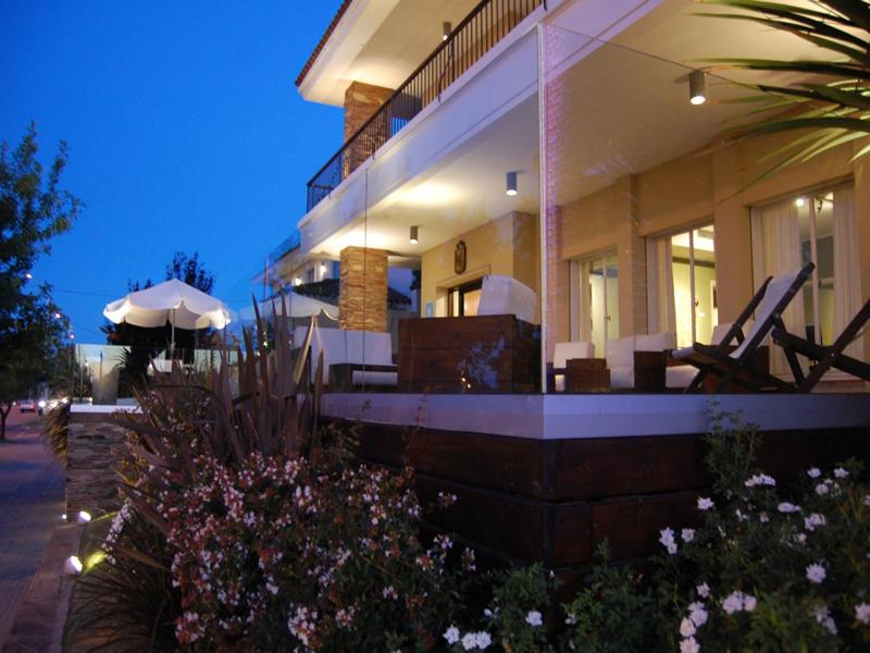 een groot huis met een verlichte gevel in de nacht bij Mercedes Rambla Hotel in Mercedes