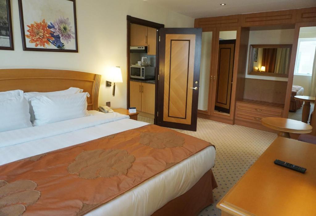Postel nebo postele na pokoji v ubytování Golden Tulip Sharjah