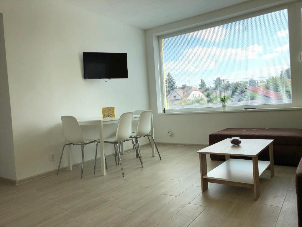 TV a/nebo společenská místnost v ubytování Apartmány LETO
