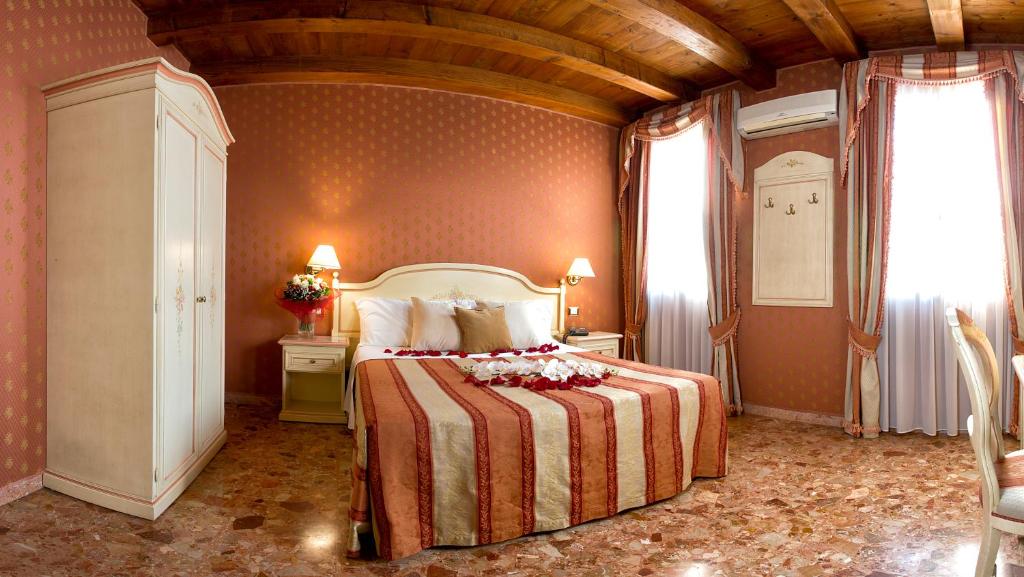 A bed or beds in a room at Hotel Conterie