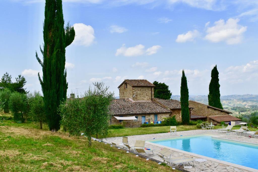 an estate with a swimming pool and a house at Mezzano In Chianti in Strada