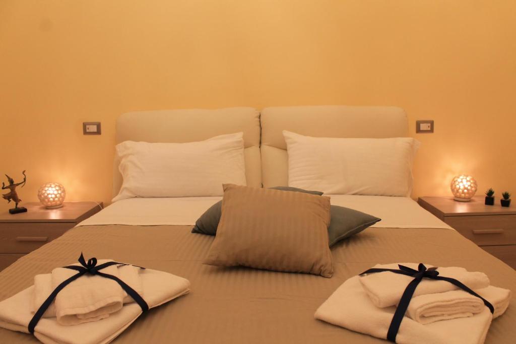 A bed or beds in a room at Arco Suite