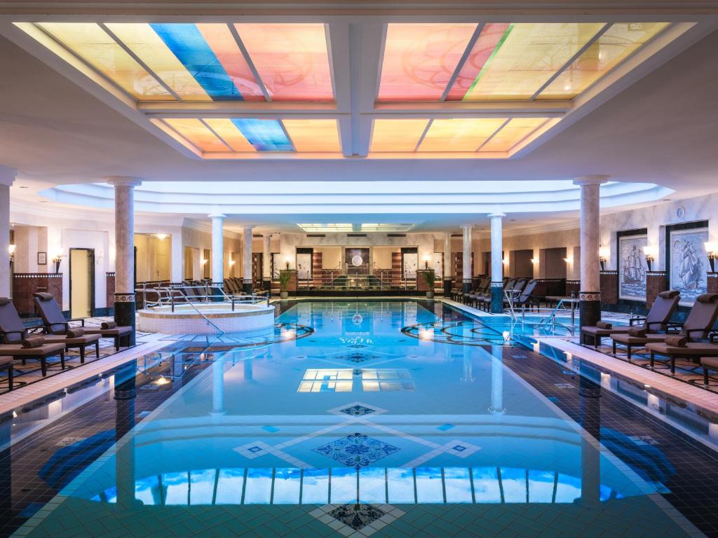 Bazén v ubytování Althoff Seehotel Überfahrt nebo v jeho okolí