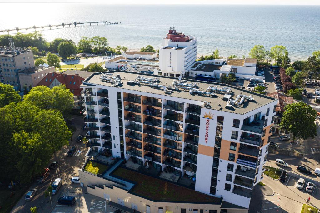 an aerial view of a building next to the ocean at Apartamenty Horyzont - visitopl in Międzyzdroje