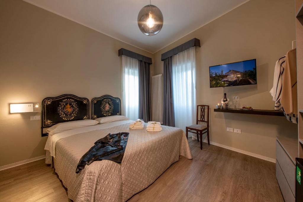 a hotel room with a bed and a tv at RESIDENZA DON ALBERTO in Ornano Grande