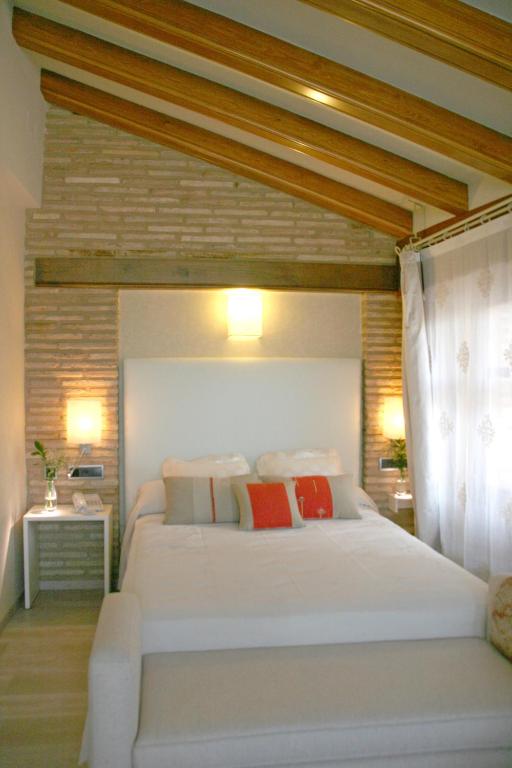 Postel nebo postele na pokoji v ubytování Hotel Castillo de Alquézar