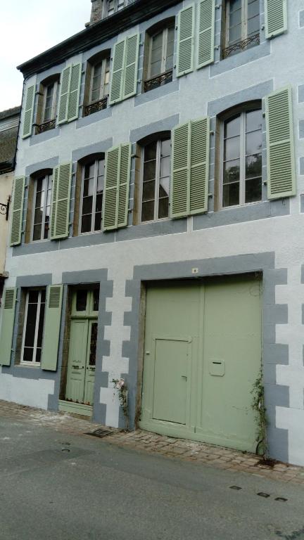 budynek z dwoma drzwiami garażowymi i zielonymi okiennicami w obiekcie Ti Feunteun Pontrev w mieście Pontrieux
