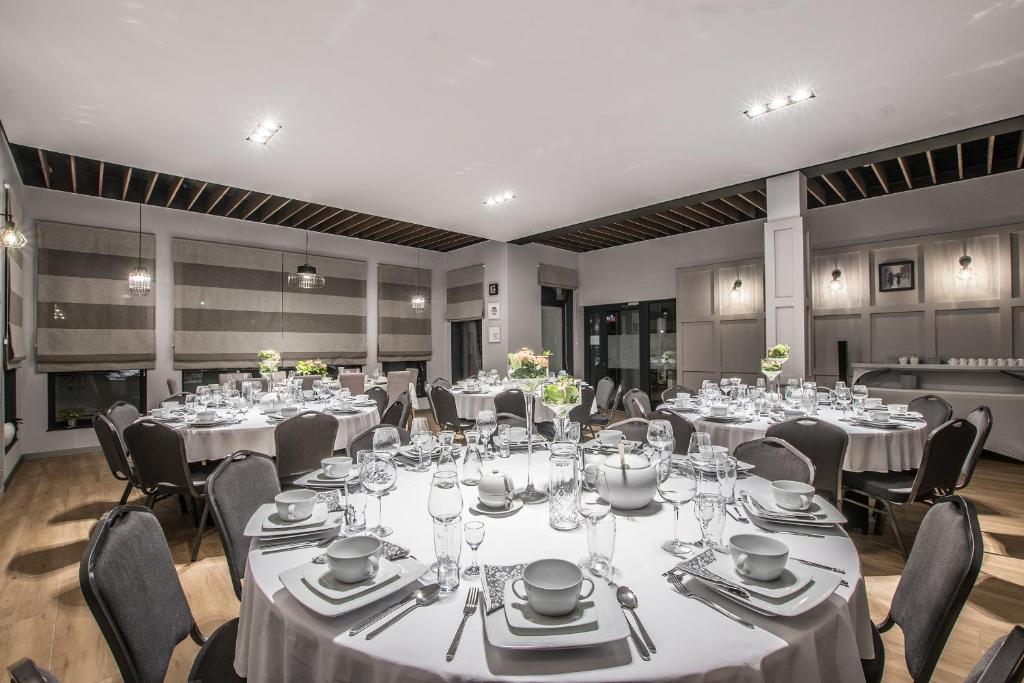 Reštaurácia alebo iné gastronomické zariadenie v ubytovaní Hotelik 51