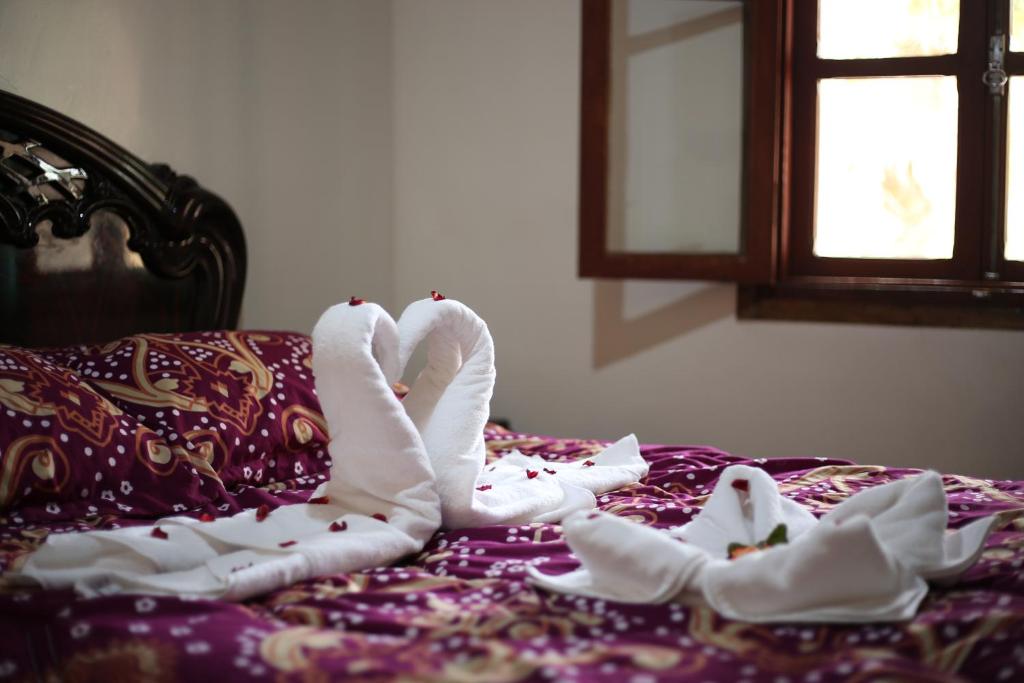a group of white towels laying on a bed at AUBERGE JAAFAR in Midelt