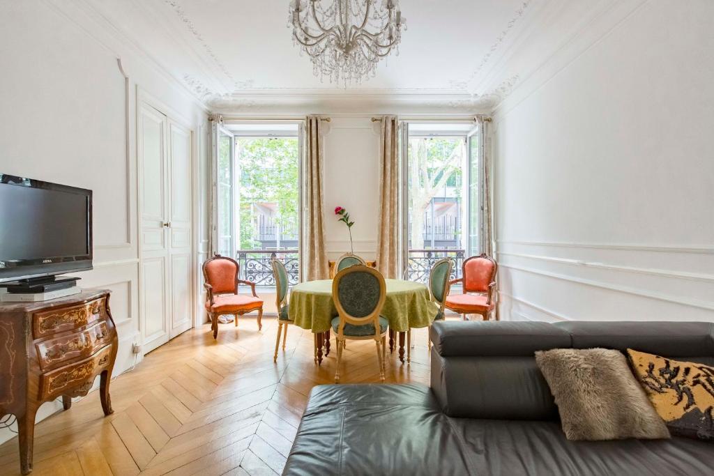 un salon avec un canapé et une table dans l'établissement Veeve - By Boulevard Saint Germain, à Paris