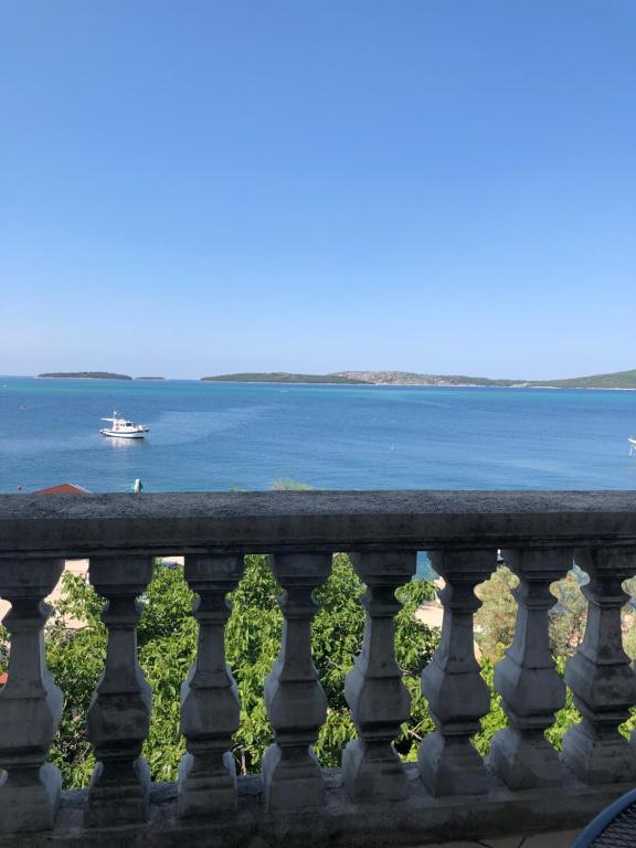 ein Blick auf das Meer vom Balkon in der Unterkunft Apartments Teatina in Brodarica