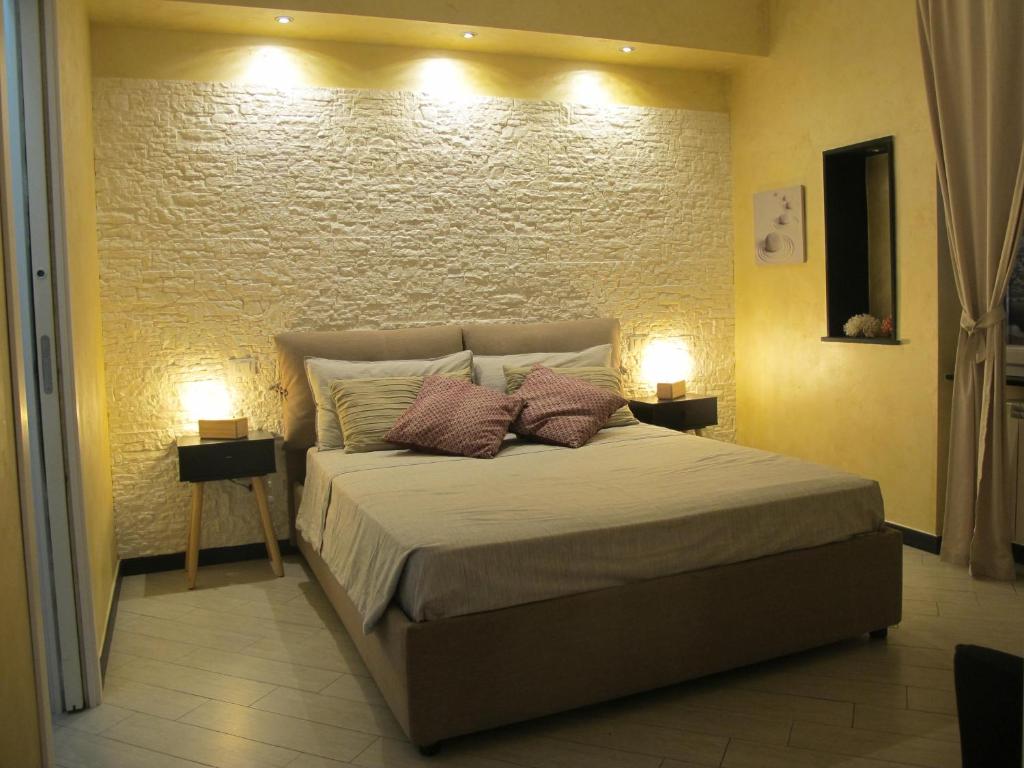 1 dormitorio con 1 cama grande y 2 mesitas de noche en LA GEMMA en Génova