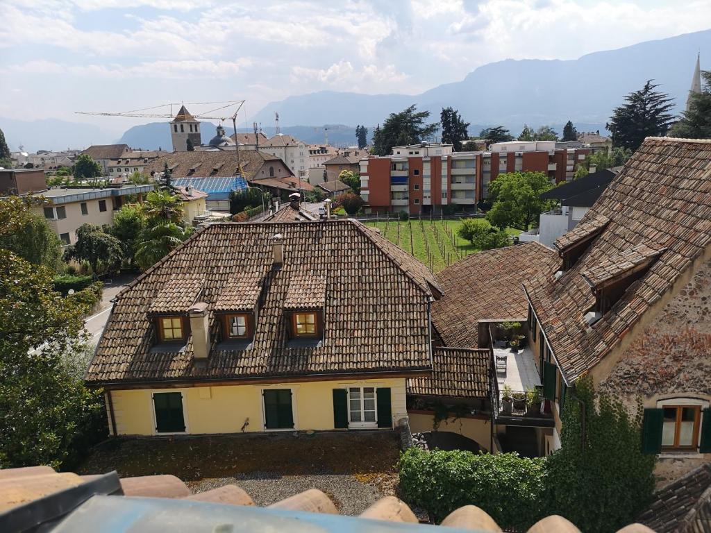 una vista aérea de una ciudad con techos en Apartment Villa Schmid, en Bolzano