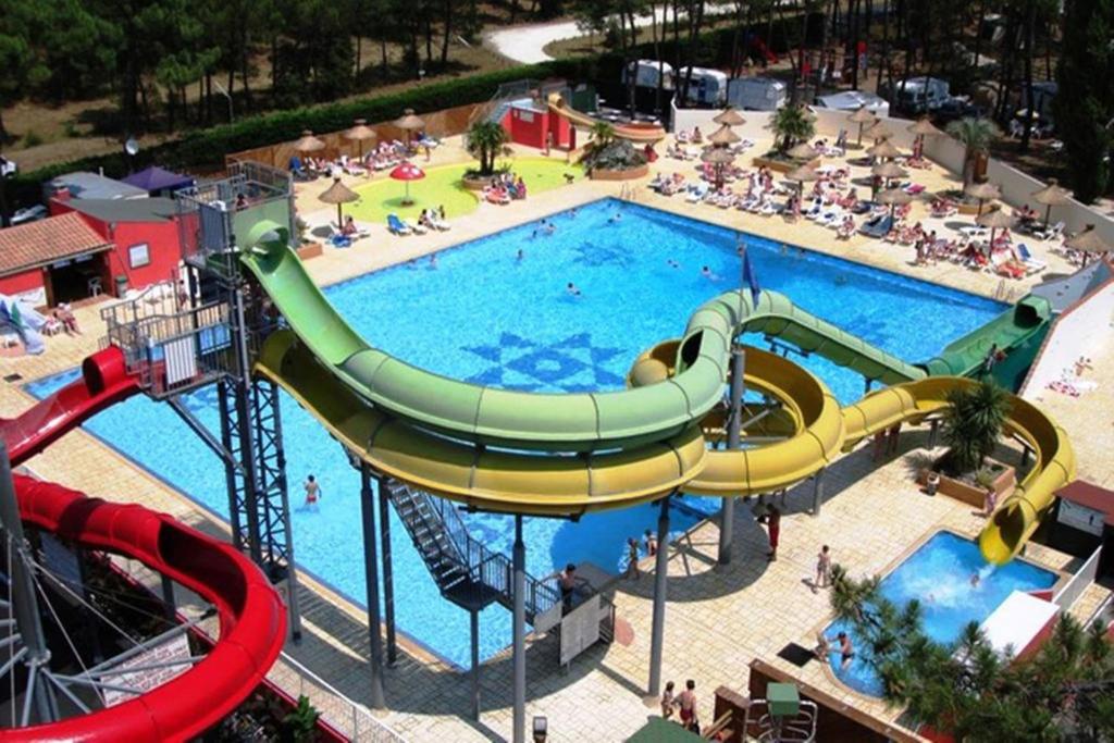 einen Pool mit Wasserrutsche in einem Resort in der Unterkunft CAMPING BONNE ANSE PLAGE in La Palmyre