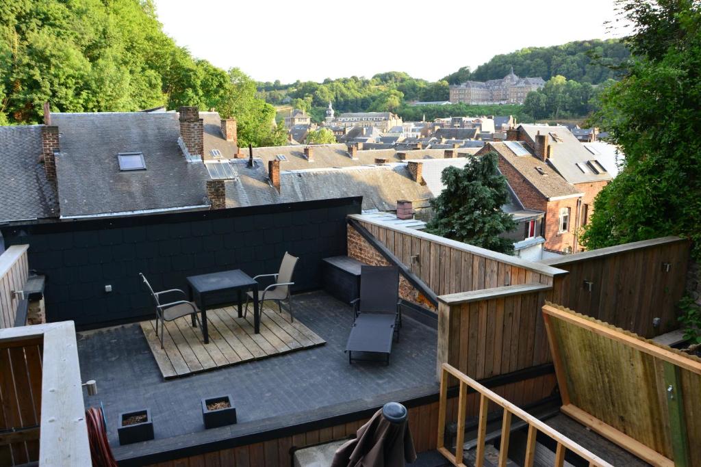 balkon ze stołem i widokiem na miasto w obiekcie Le Toit de Dinant - Esc'Appart w mieście Dinant