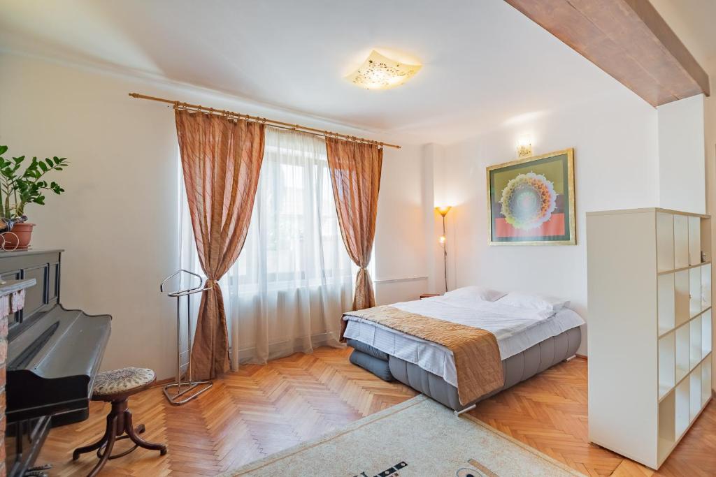 Bed&Wine in the Center of Oradea tesisinde bir odada yatak veya yataklar