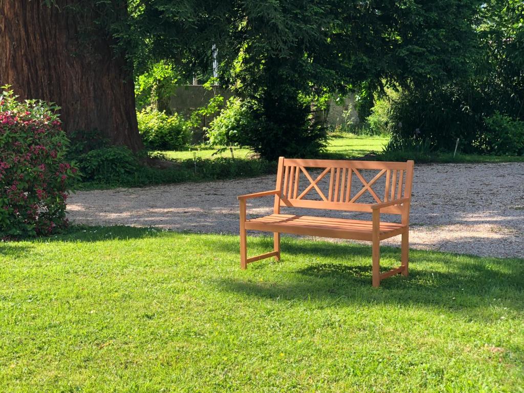 La villa rochette - Kamer Met Kingsize Bed En Uitzicht Op De Tuin