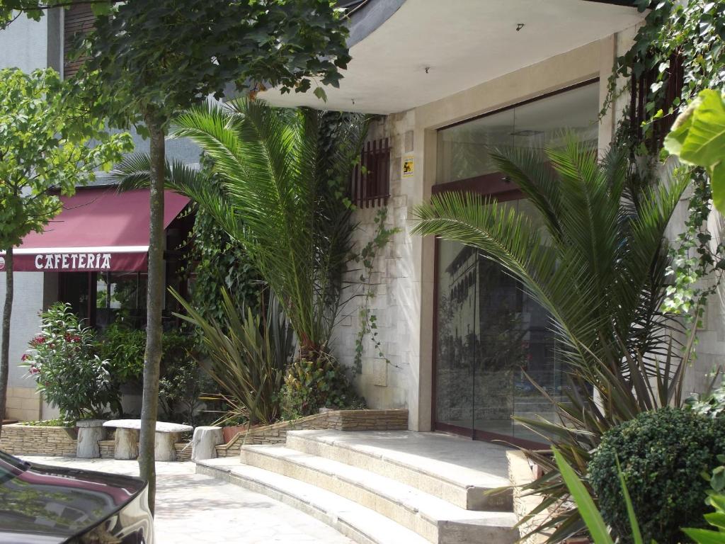 un edificio con escaleras delante de un edificio en Hotel San Blas, en Abadiano Celayeta