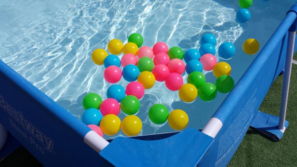 un montón de globos en un charco de agua en GAIA HOUSE, en Alliste