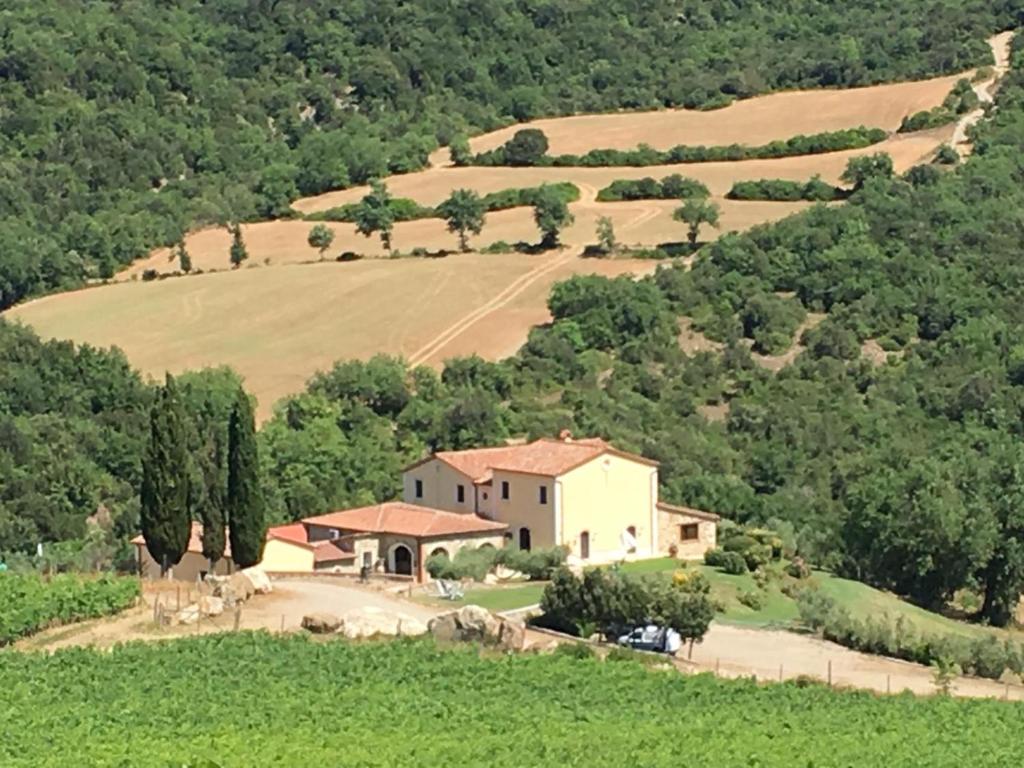 een luchtfoto van een huis in een veld bij Podere le Mulina in Castiglione dʼOrcia