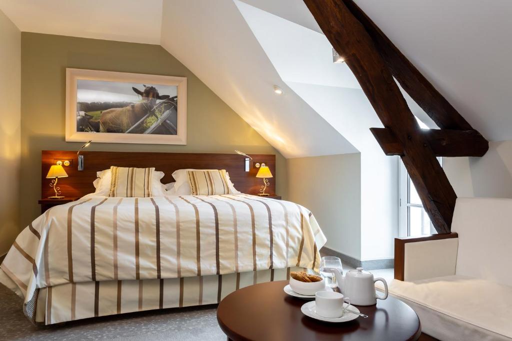 Hôtel Restaurant Famille Bourgeois "La Cote des Monts Damnés" - 1