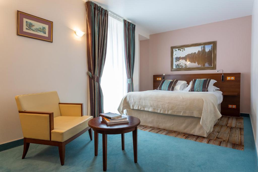 Hôtel Restaurant Famille Bourgeois "La Cote des Monts Damnés" - 3