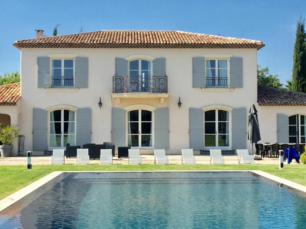 Villa con piscina frente a una casa en Bastide des Lauves, en Aix-en-Provence