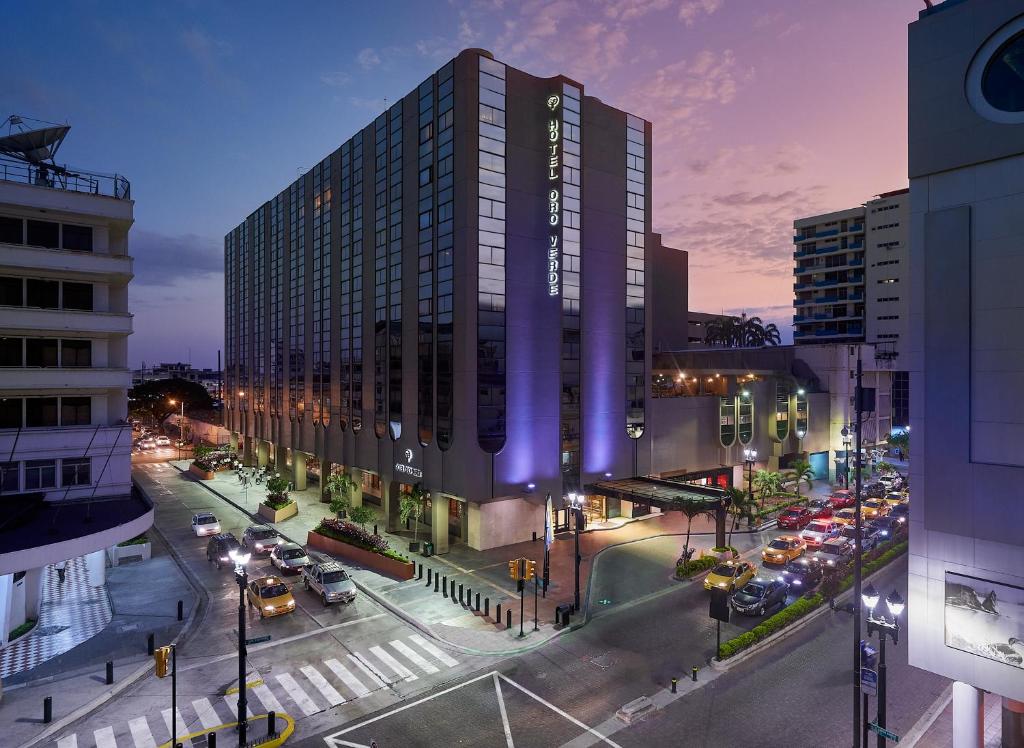 an overhead view of a city street with a tall building at Oro Verde Guayaquil in Guayaquil