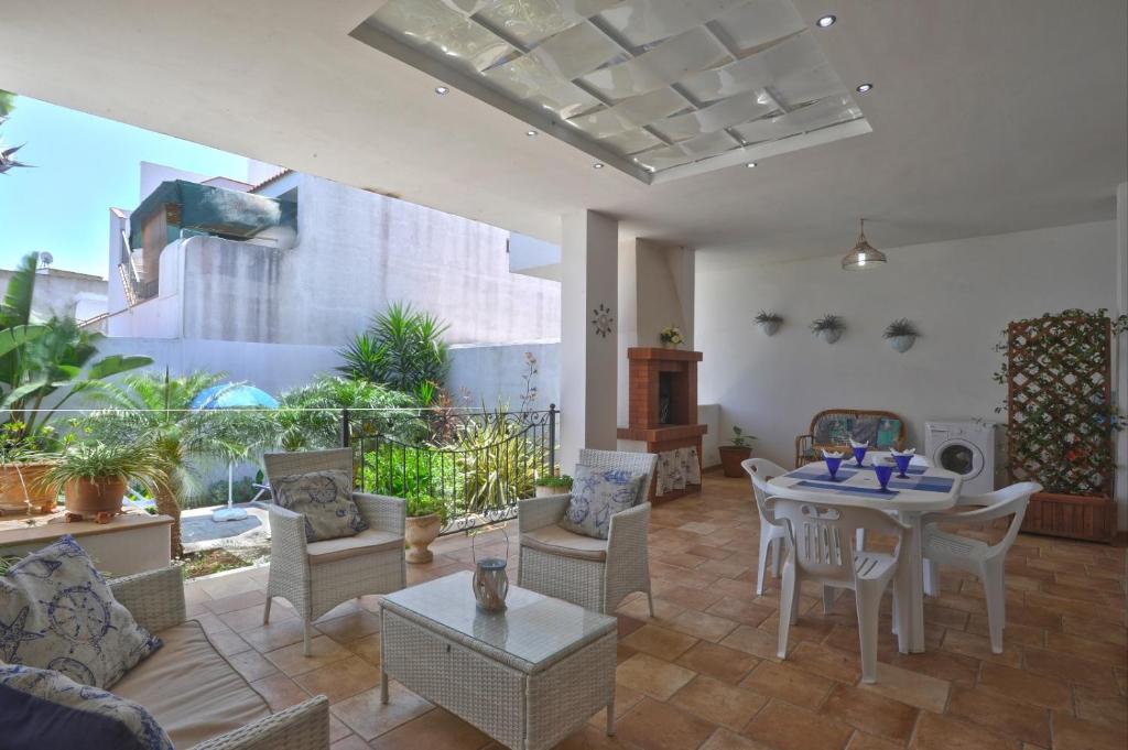 a living room with a table and chairs at Villino Melina in Santa Maria al Bagno