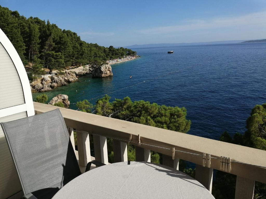 a balcony with a table and a view of the water at Punta Rata room in Brela
