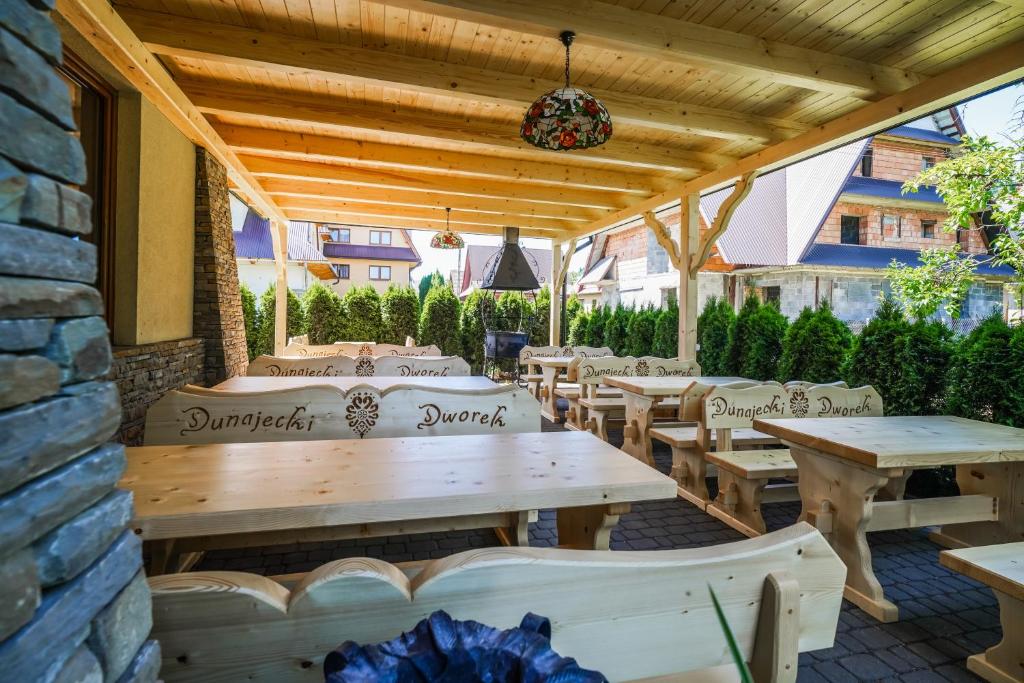Reštaurácia alebo iné gastronomické zariadenie v ubytovaní Dunajecki Dworek