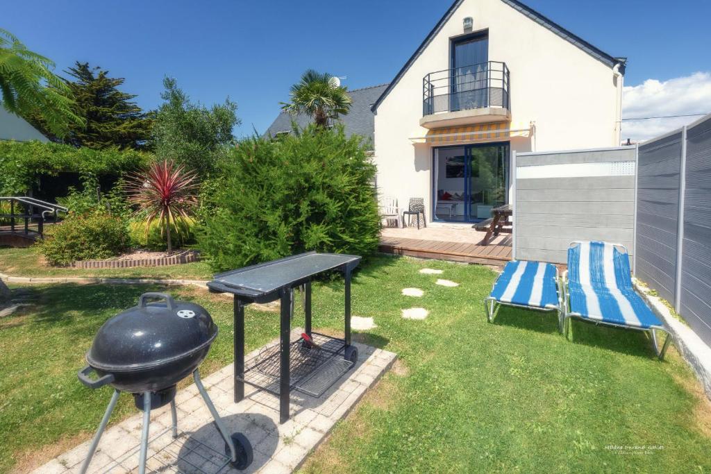 a barbecue grill in the backyard of a house at Appartement Océane in Groix