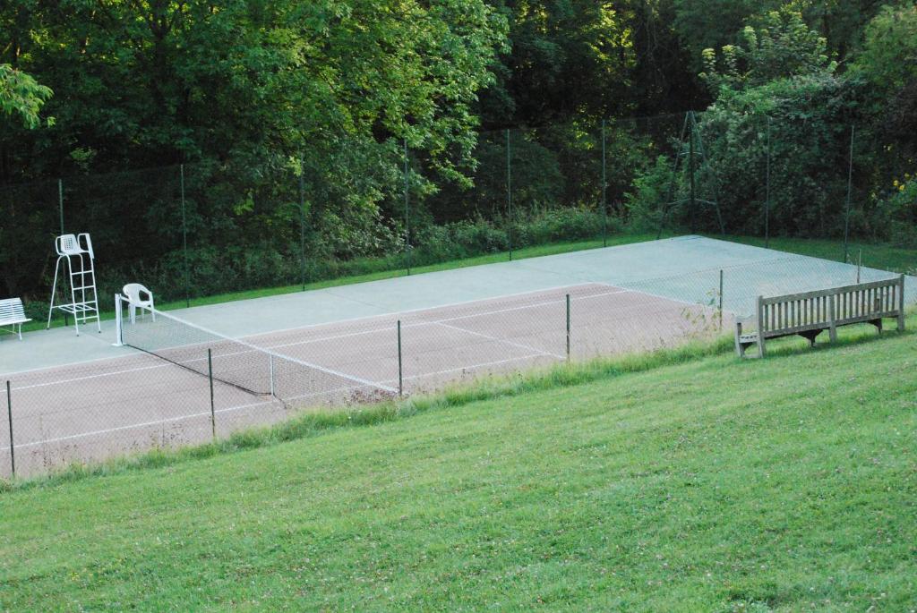 Tennis- en/of squashfaciliteiten bij Les Hautes Sources - Esprit de France of in de buurt 