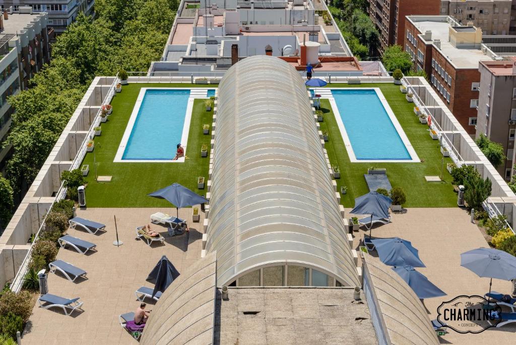 widok na budynek z 2 basenami w obiekcie Eurobuilding 2 Luxury - Espectaculares Vistas w Madrycie