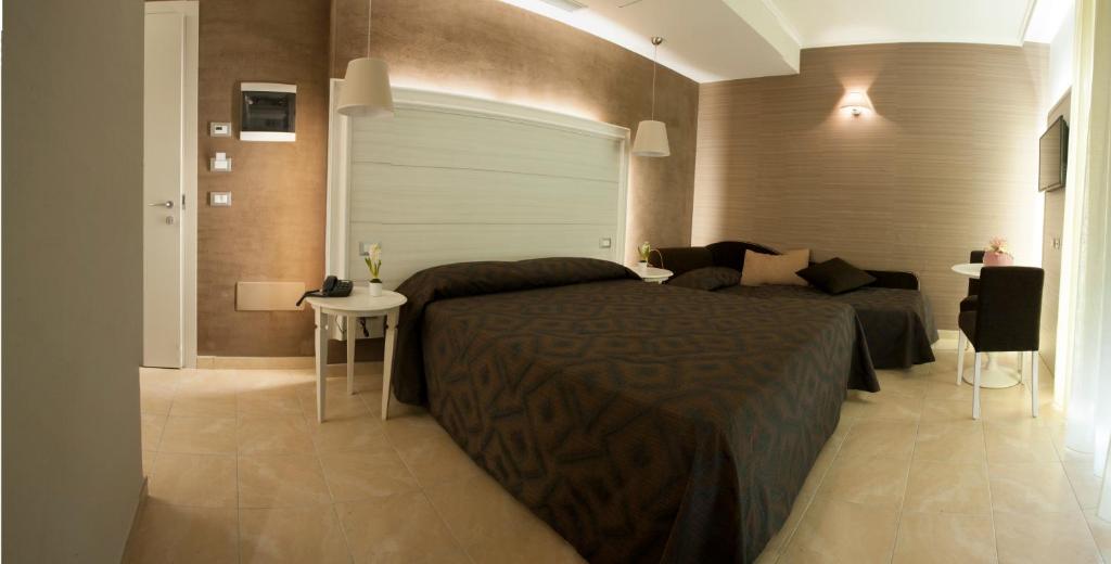 
A bed or beds in a room at Hotel Fini
